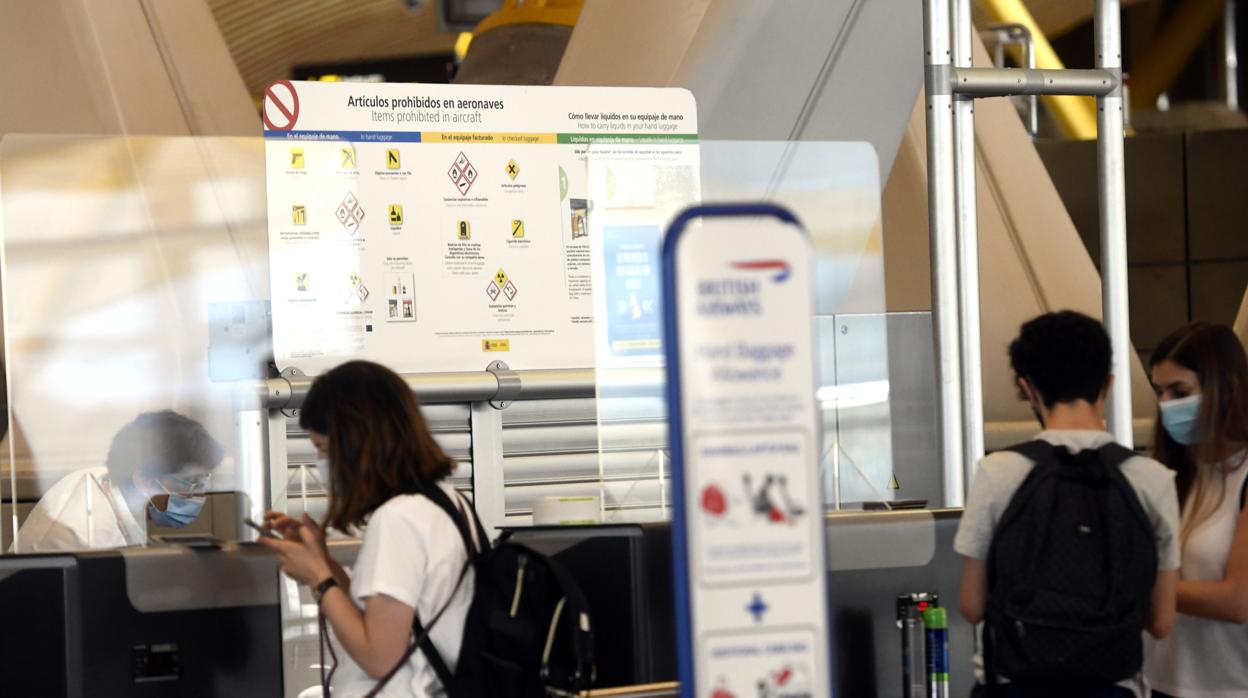 Unos jóvenes, en la T4 de Barajas esta semana