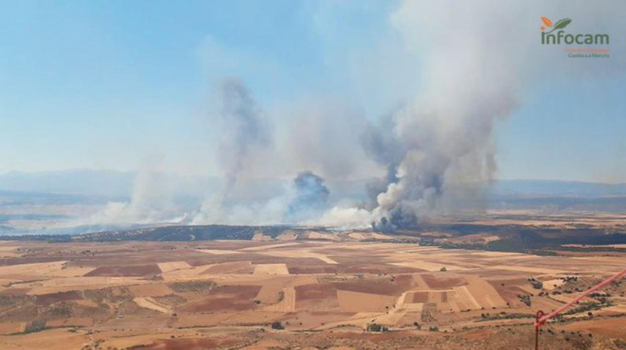 Vista aérea de la columna de humo en la zona del Casar