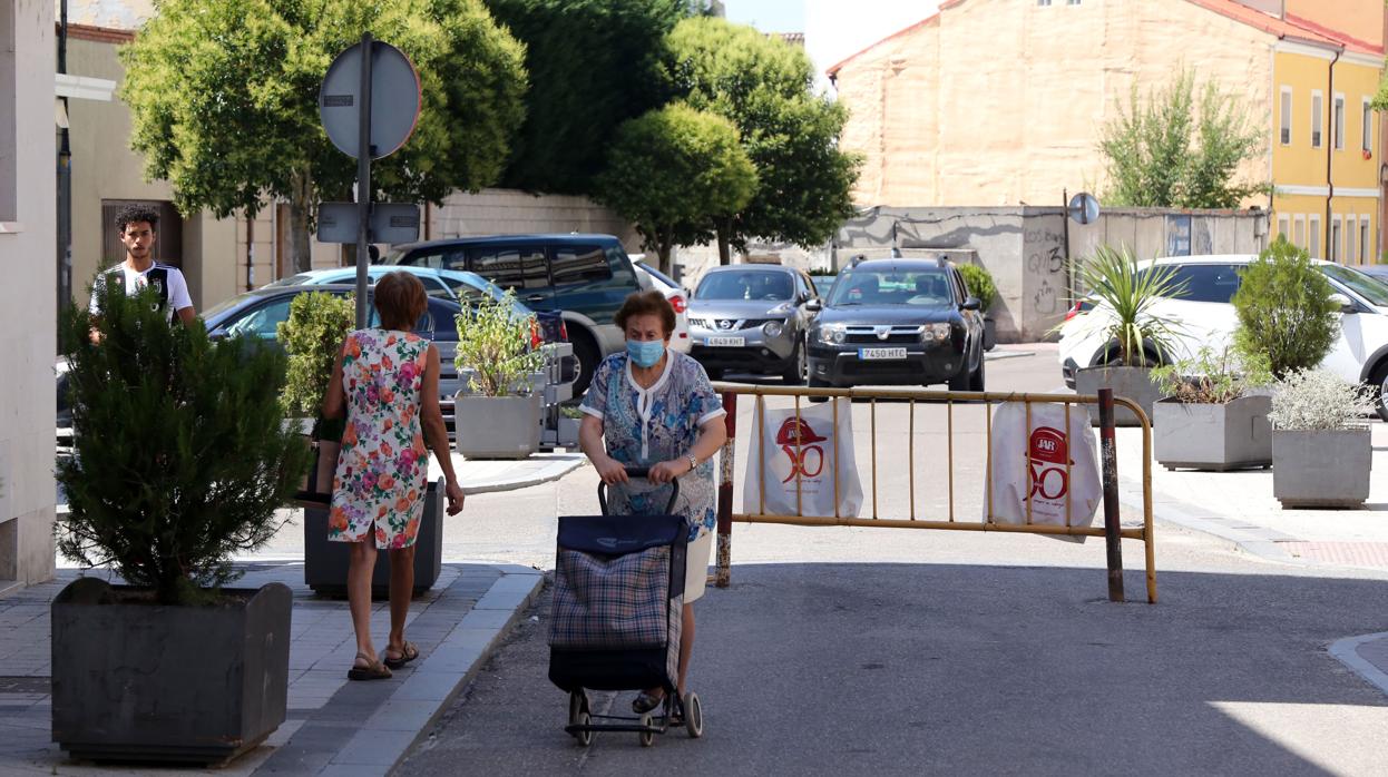 Dos mujeres pasean por el centro de Íscar, esta mañana