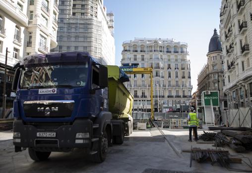 Camiones y materiales de construcción en la calle de la Montera