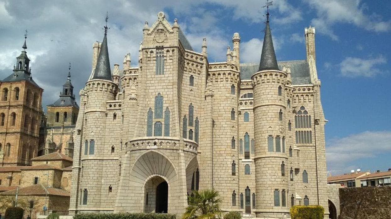 Fachada del Palacio de Gaudí en Astorga