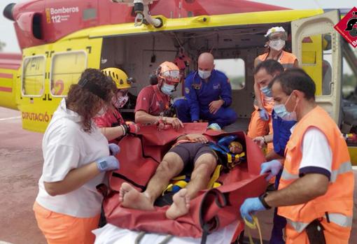 El herido grave tras caer desde altura haciendo barranquismo en Onil, en su traslado en helicóptero