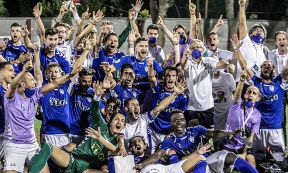 La plantilla azulona celebra el ascenso en Alcázar de San Juan la semana pasada