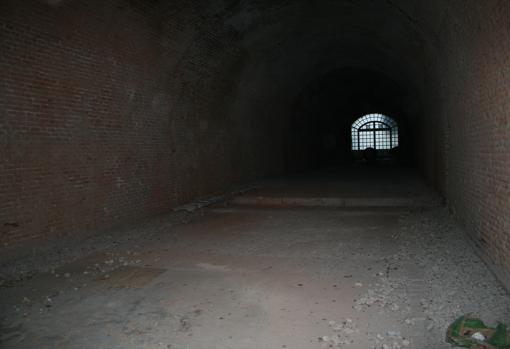 El túnel de Bonaparte desde el interior, con bóvedas de ladrillo