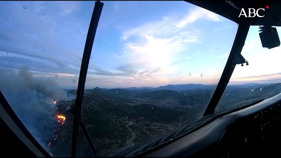 Vea cómo trabajan desde el aire los aviones del ejército que luchan contra el incendio de Robledo de Chavela