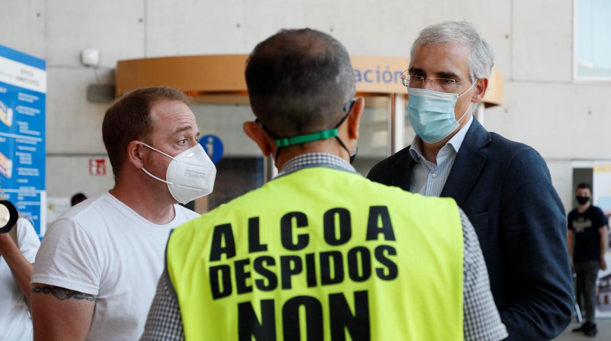 El conselleiro de Industria, Francisco Conde (d.) conversa con miembros del comité de empresa de Alcoa tras una reunión el pasado viernes