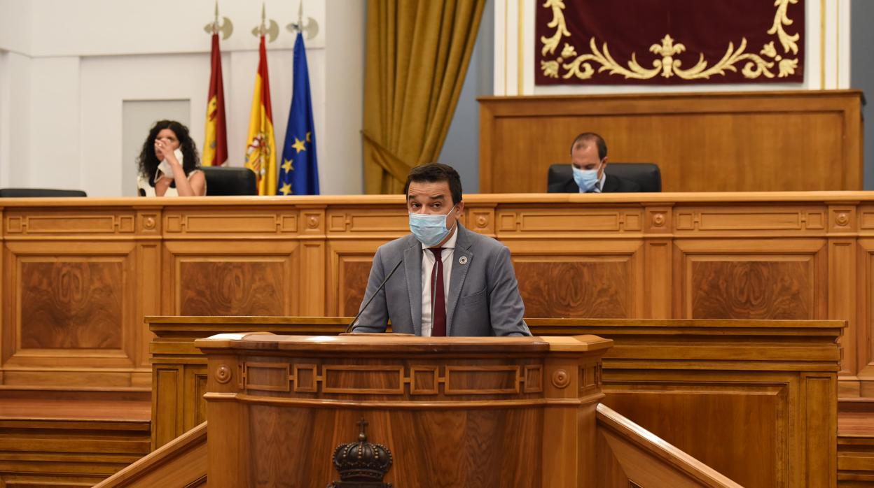 El consejero de Agricultura, Agua y Desarrollo Rural, Francisco Martínez Arroyo, en la tribuna de las Cortes de Castilla-La Mancha