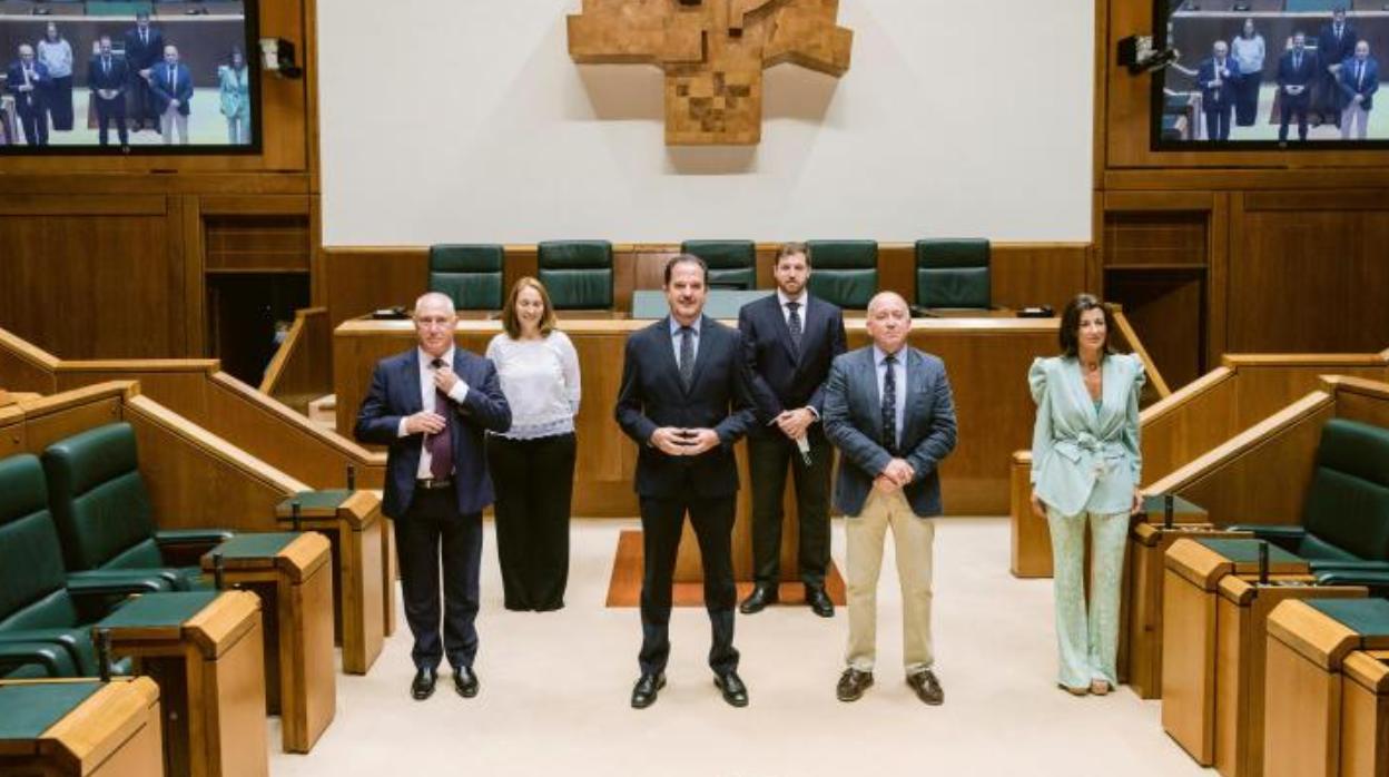 Los parlamentarios electos de la coalición PP+Cs se acreditan en el Parlamento Vasco