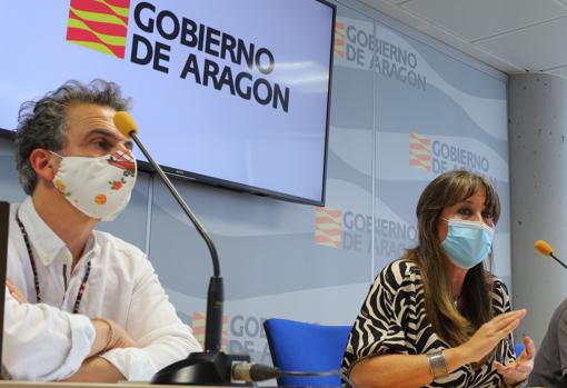 La consejera de Sanidad, Sira Repollés (PSOE), junto a su director general de Salud Púbilca, Francisco Javier Falo