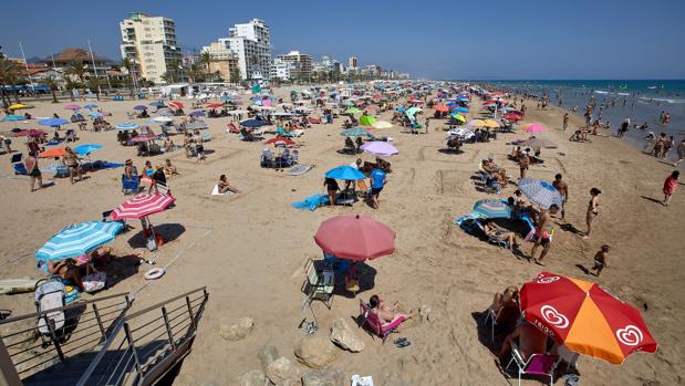 Dos bañistas mueren ahogados en Alicante y consiguen reanimar a otro en Castellón
