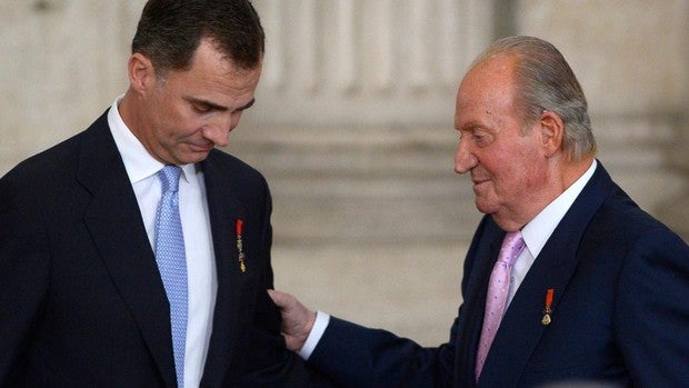 La marcha de Don Juan Carlos: un lustro de acoso a la Monarquía para acabar con el sistema de 1978