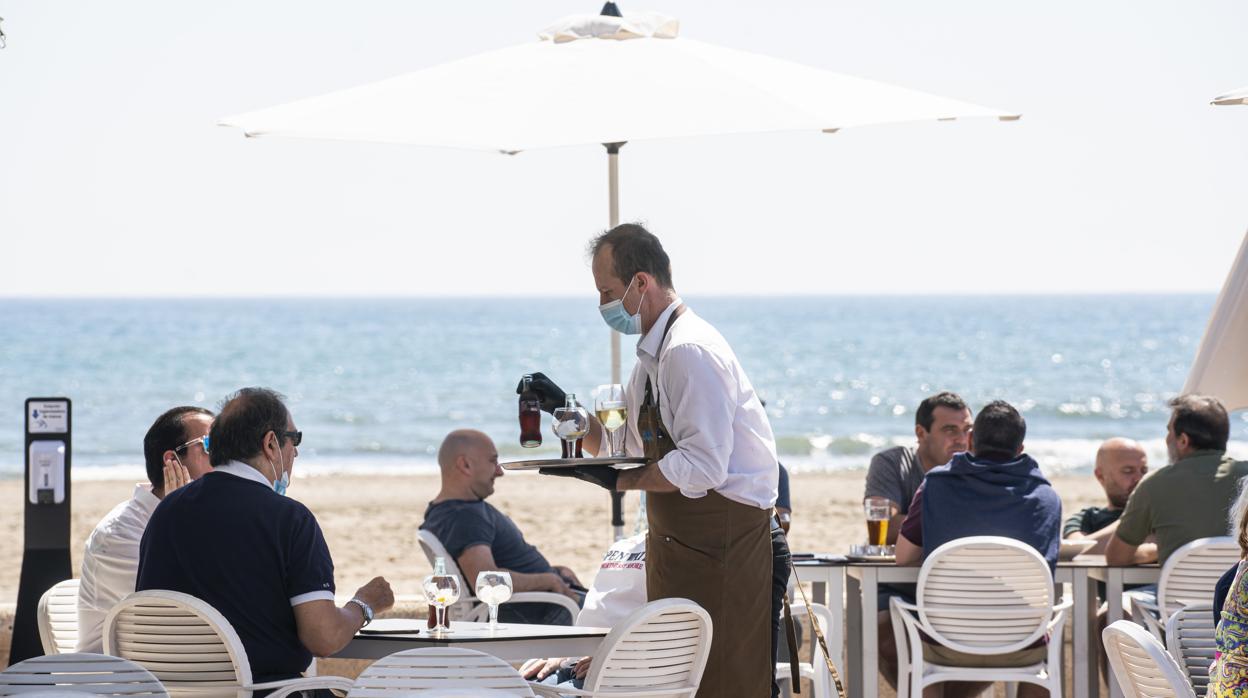 Imagen tomada en una de las terrazas de la playa de la Malvarrosa de Valencia