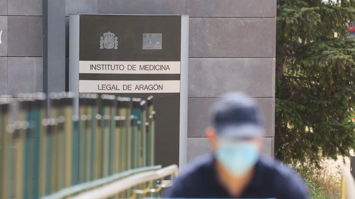 El cadáver fue trasladado al Instituto de Medicina Legal de Aragón, donde se le practicó la autpsia y fue identificado horas después del atropello mortal