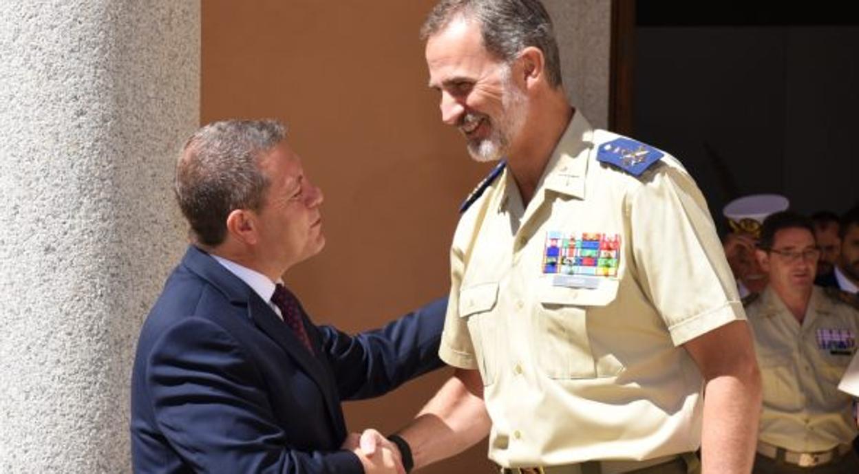 Page saluda a Su Majestad el Rey Felipe VI en el Museo del Ejército de Toledo en esta imagen de archivo