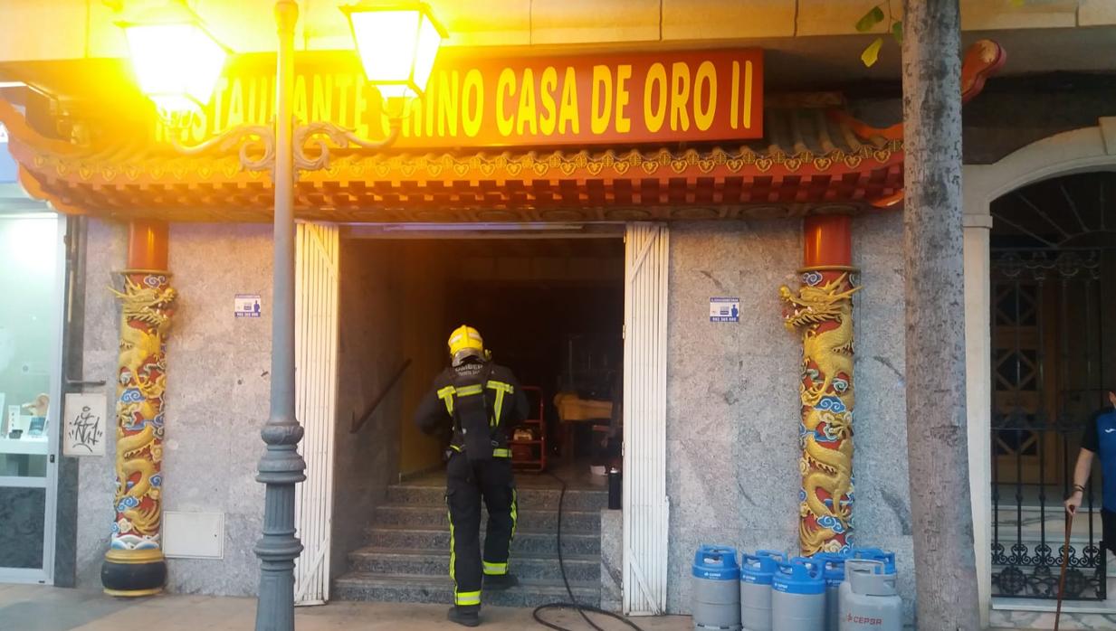 Imagen de un bombero entrando al restaurante donde tuvo lugar el incendio