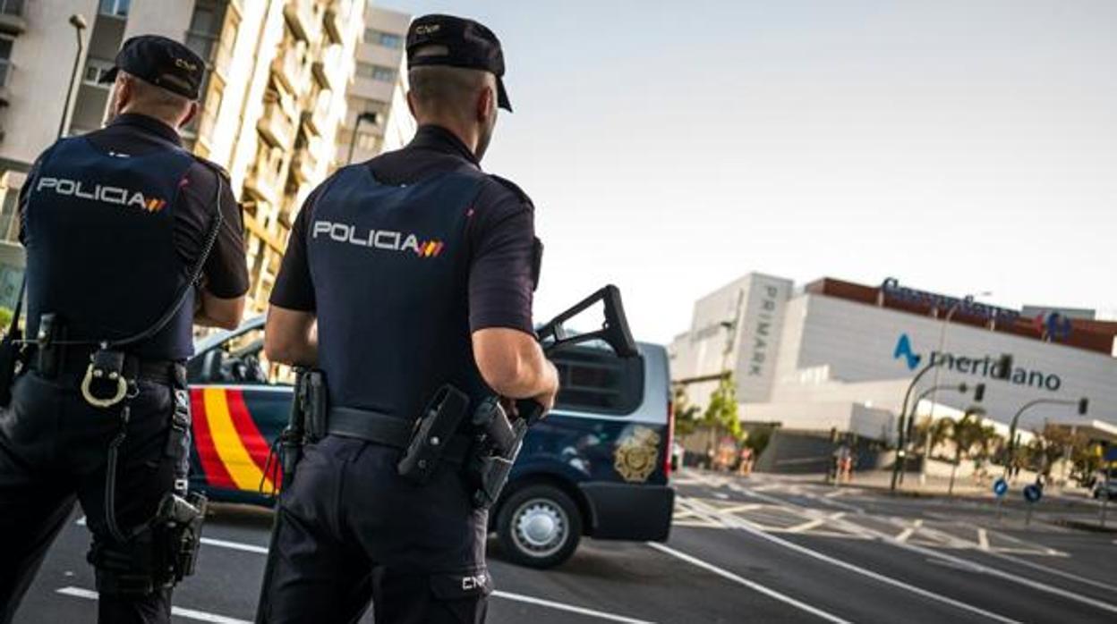 Agentes de la Policía Nacional en Santa Cruz de Tenerife