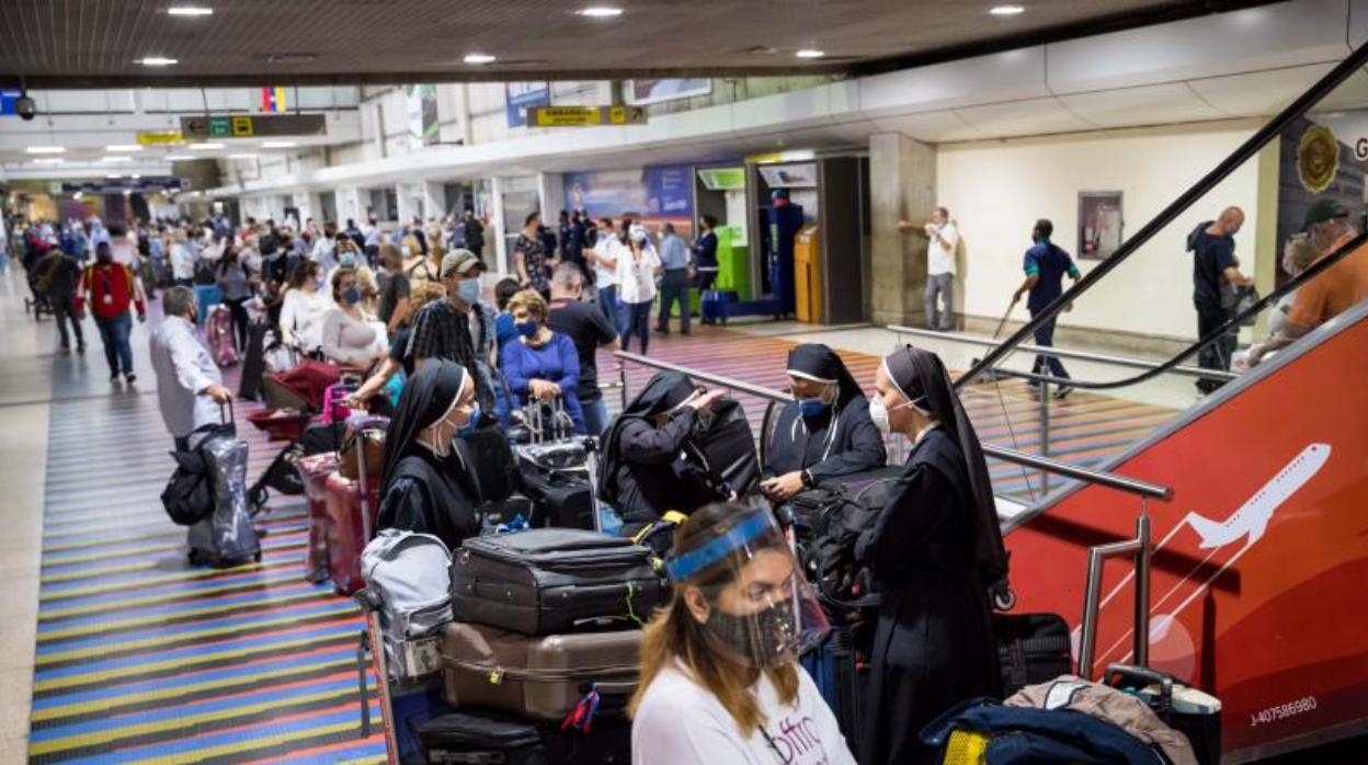 Pasajeros a la espera de subir al cuarto vuelo de repatriación desde Venezuela a España