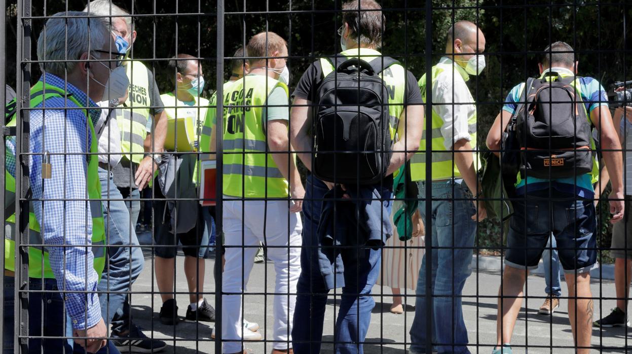 Concentración de trabajadores de Alcoa España en apoyo al comité durante la última jornada de negociaciones, este martes