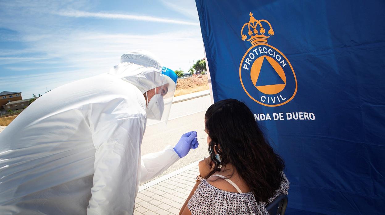 Un sanitario efectúa un test PCR a una mujer este lunes en Aranda de Duero