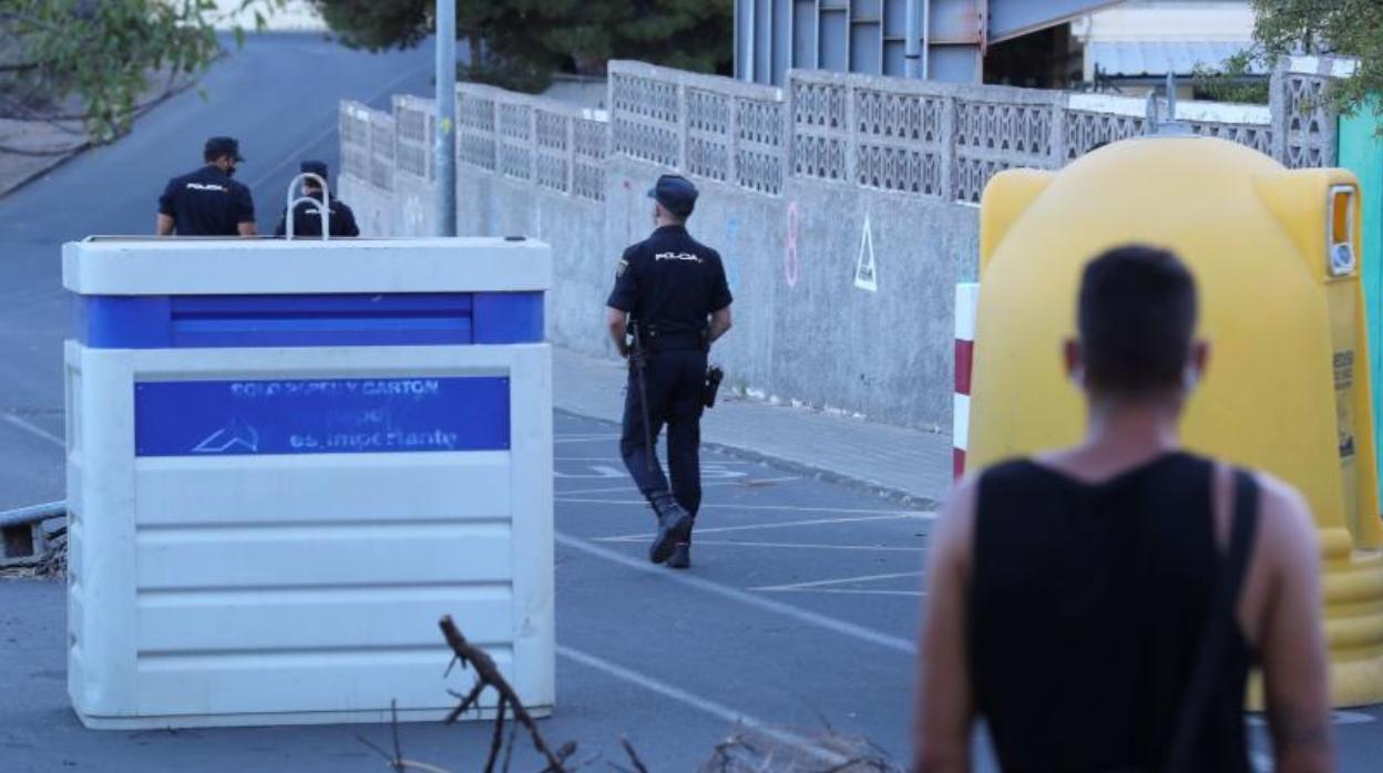 Vecinos de un pueblo canario intentan impedir con barricadas la llegada de inmigrantes en cuarentena