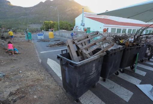 Vecinos de un pueblo canario intentan impedir con barricadas la llegada de inmigrantes en cuarentena