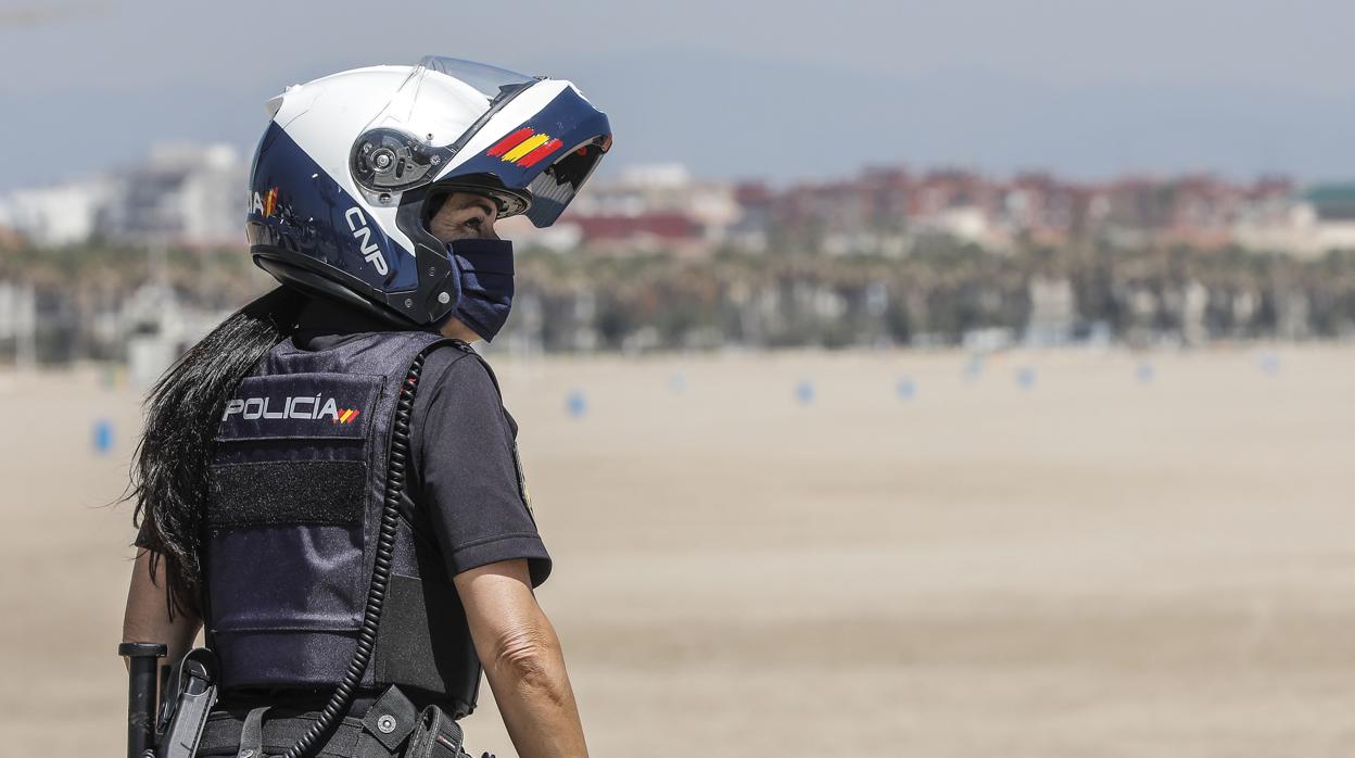 Imagen de una agente de Policía en una playa valenciana