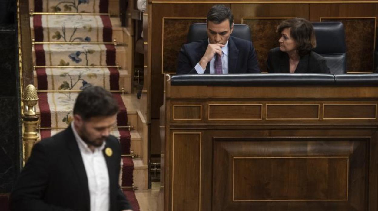 El presidente del Gobierno, Pedro Sánchez, en segundo plano junto a la vicepresidenta primera, Carmen Calvo. En primer plano el portavoz de ERC en el Congreso, Gabriel Rufián