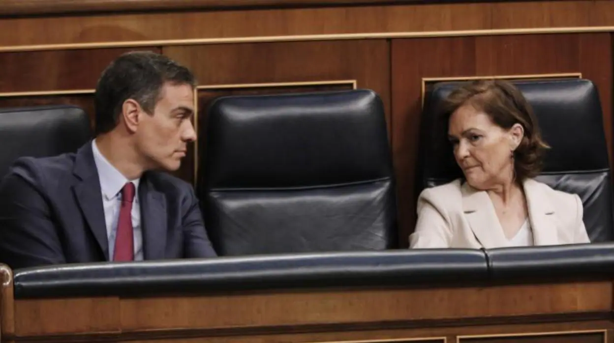 Pedro Sánchez y Carmen Calvo, en el Congreso