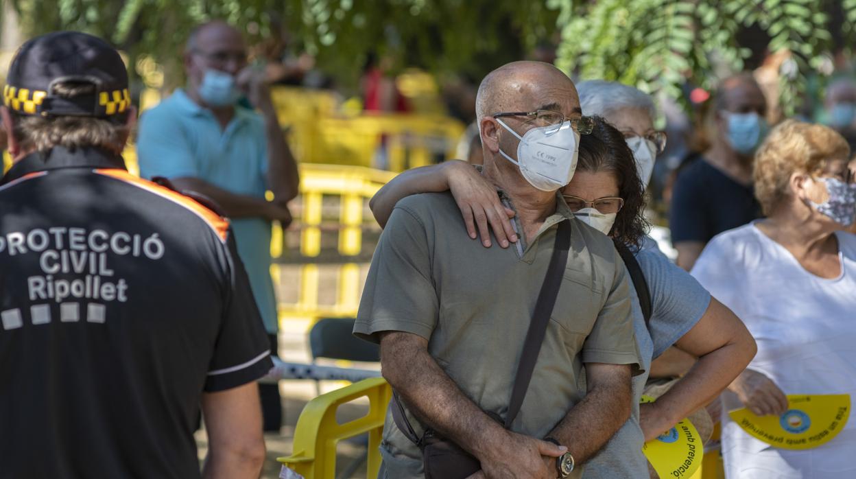 Vecinos de Ripollet esperan para hacerse las pruebas