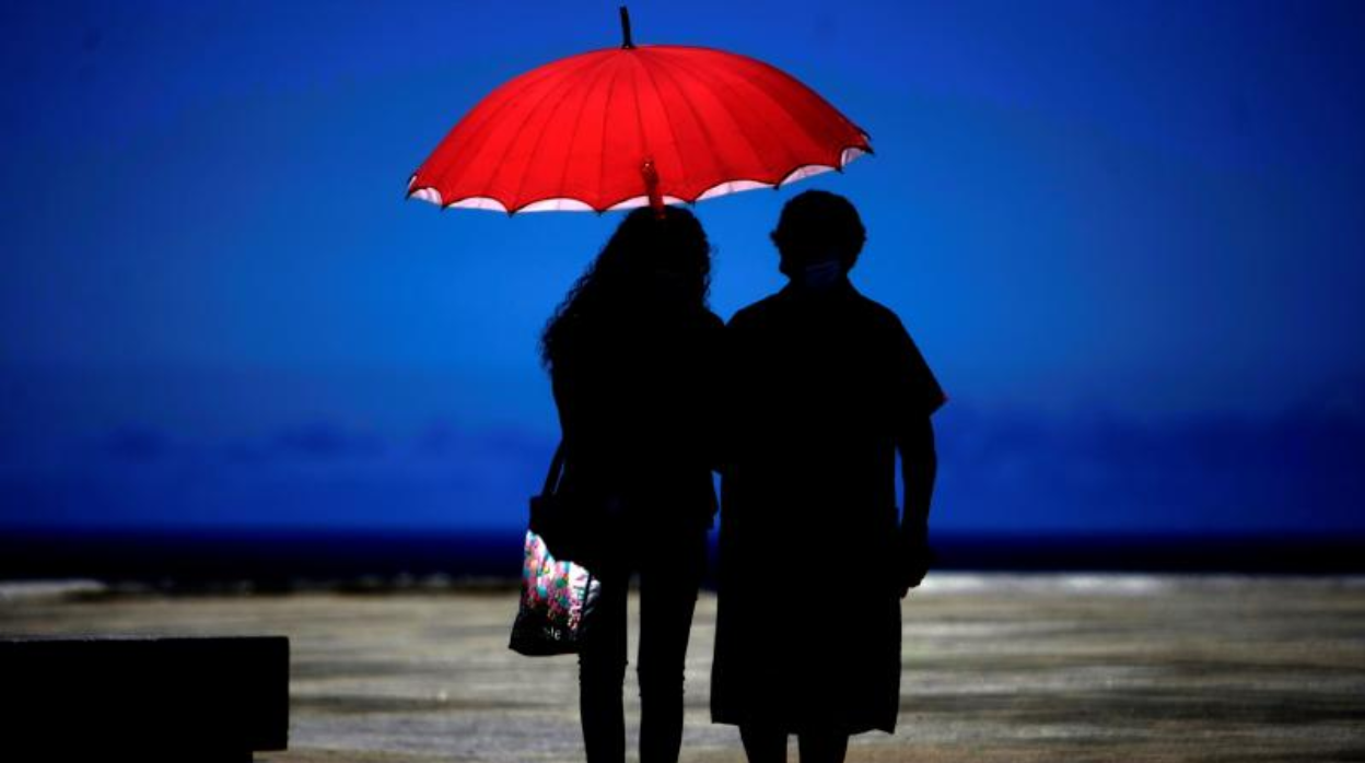 Dos mujeres pasean en La Coruña