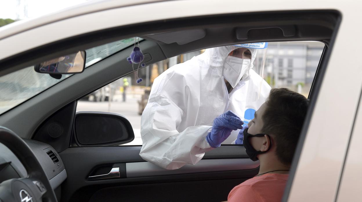 Un joven se somete a un test de detección de Covid-19 en Aranda de Duero