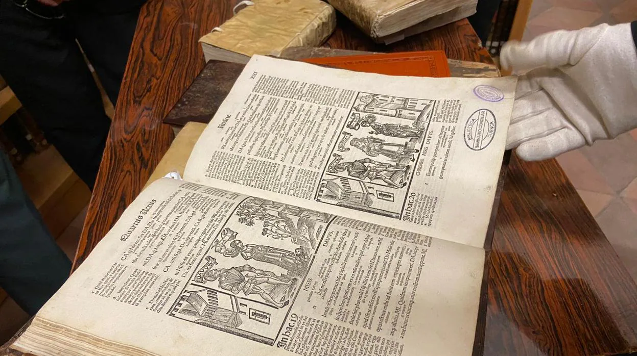 Uno de los ejemplares de libros antiguos que han sido recuperados por la biblioteca del Seminario de Cuenca