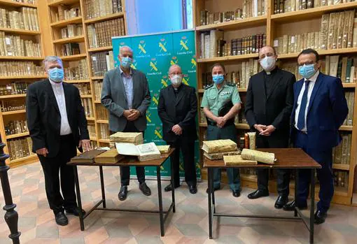 Autoridades, durante la devolución de los libros sustraídos al Seminario de Cuenca