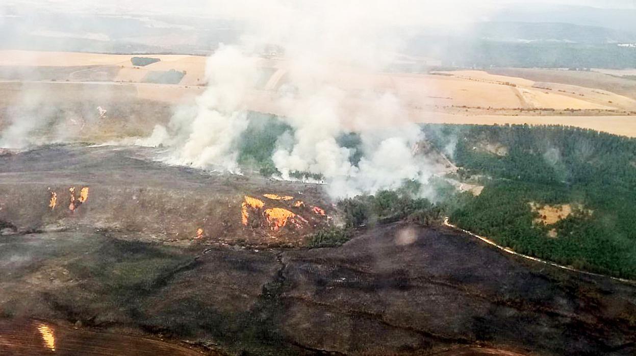 El incendio en Tabanera de Valdavia (Palencia) evoluciona de forma favorable y desciende a nivel 0