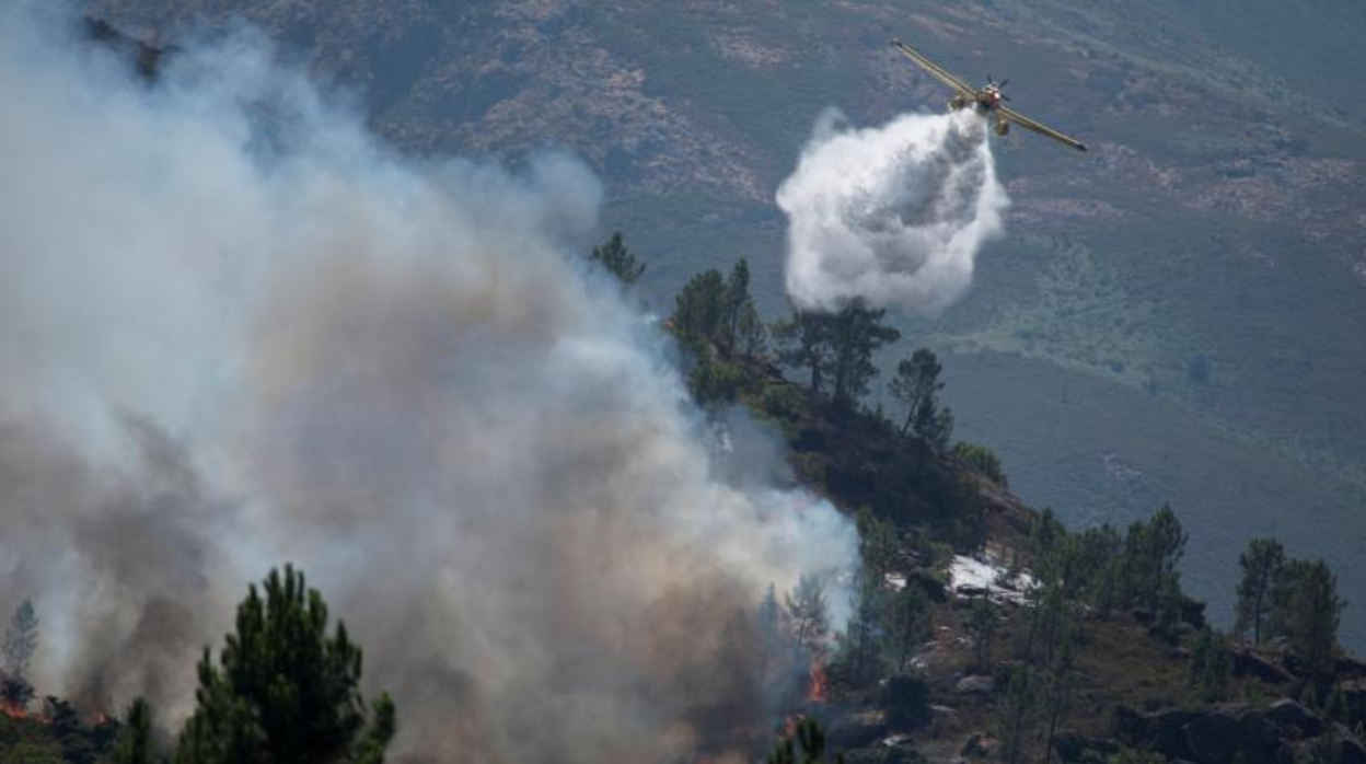 Extinción del incendio en Lobios, este sábado