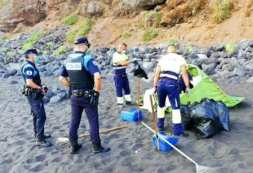 Desalojan una playa de Tenerife donde habían quedado 62 personas para propagar el coronavirus