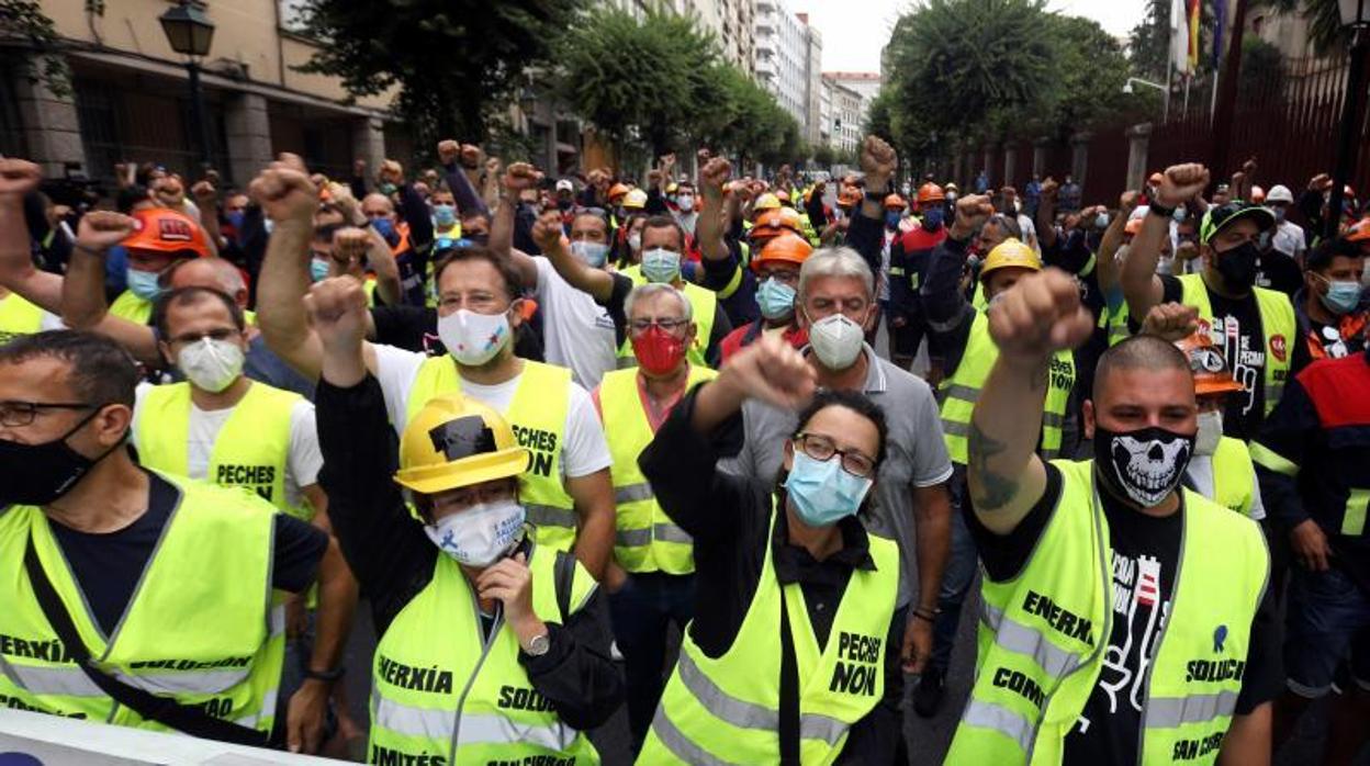 Manifestación frente al Parlamento gallego de los trabajadores