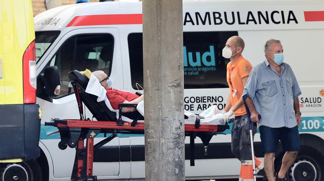 Aragón ha sumado otros 4.000 contagios de coronavirus en la última semana. En la imagen, un sanitario traslada a un enfermo en ambulancia