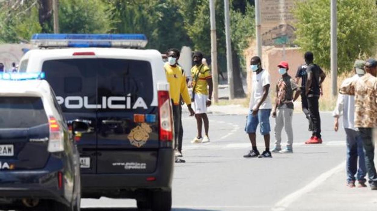 Algunos de los temporeros que permanecen confinados en el recinto ferial de Albacete