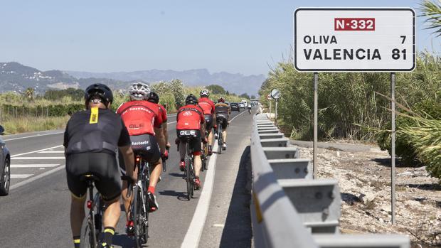 Muere un ciclista de 65 años tras caer por un desnivel en Gata de Gorgos