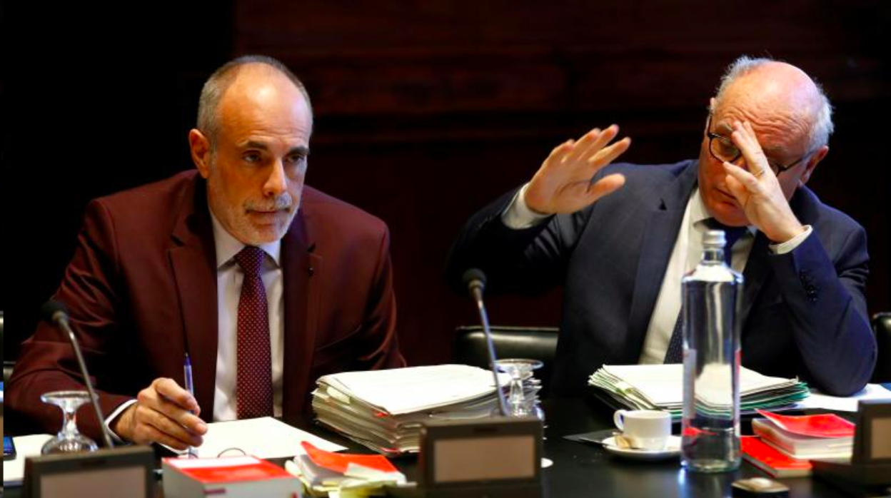 Joan Ridao y Xavier Muro, letrado mayor y secretario general del Parlamento de Cataluña, en una reunión en enero de 2020