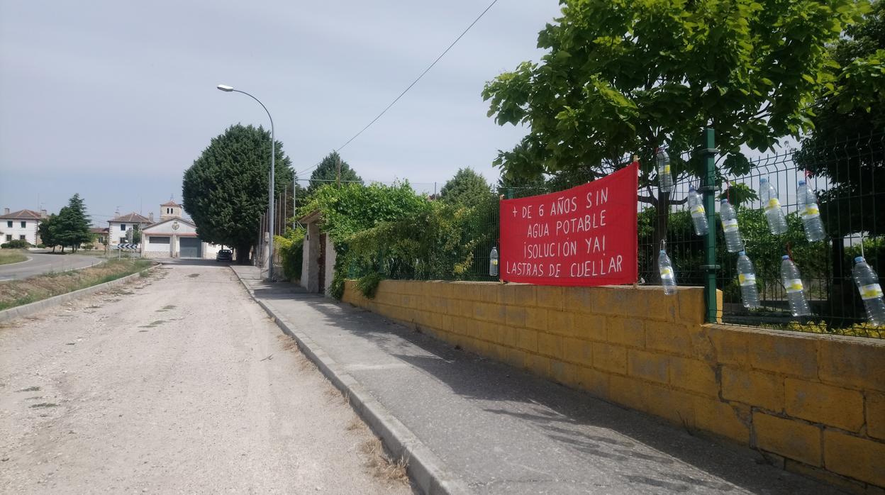 Pancartas y botellas vacías llenan las calles de Lastras de Cuéllar alertando de sus problemas de abastecimiento