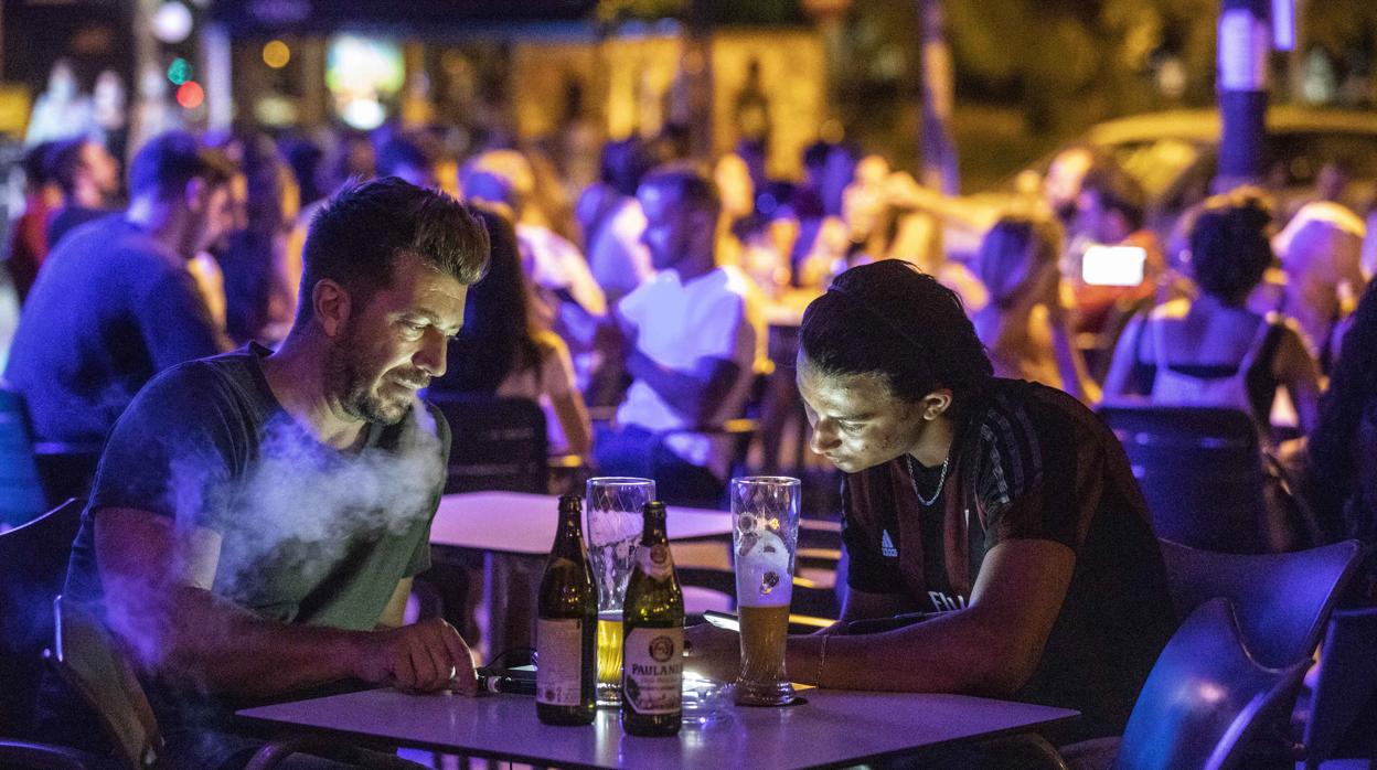 Jóvenes en una terraza de noche