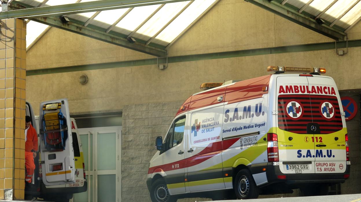 Imagen de archivo de una ambulancia SAMU en Alicante