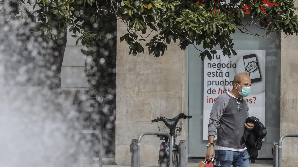 Imagen de archivo de un ciudadano con mascarilla por Valencia