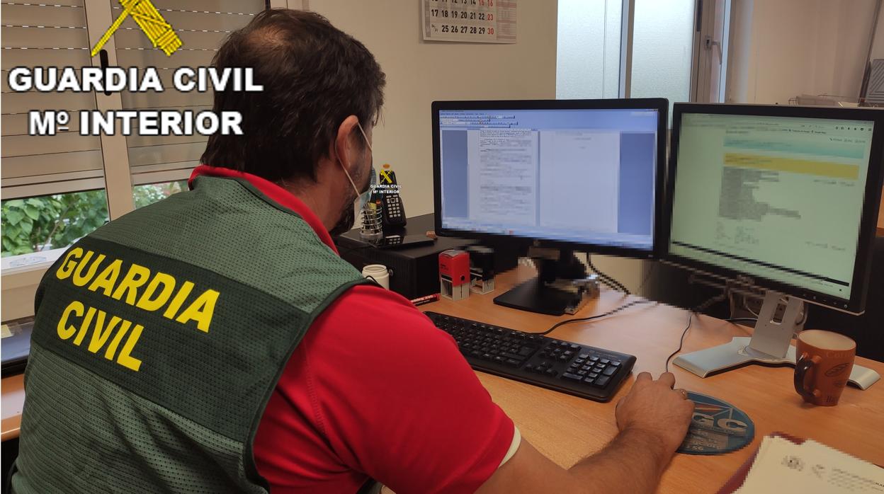 Un investigador de la Guardia Civil, revisando información