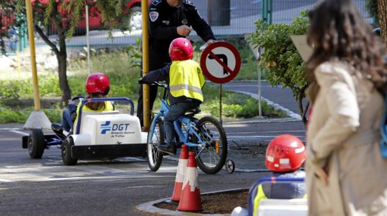 Una familia en un parque de educación vial