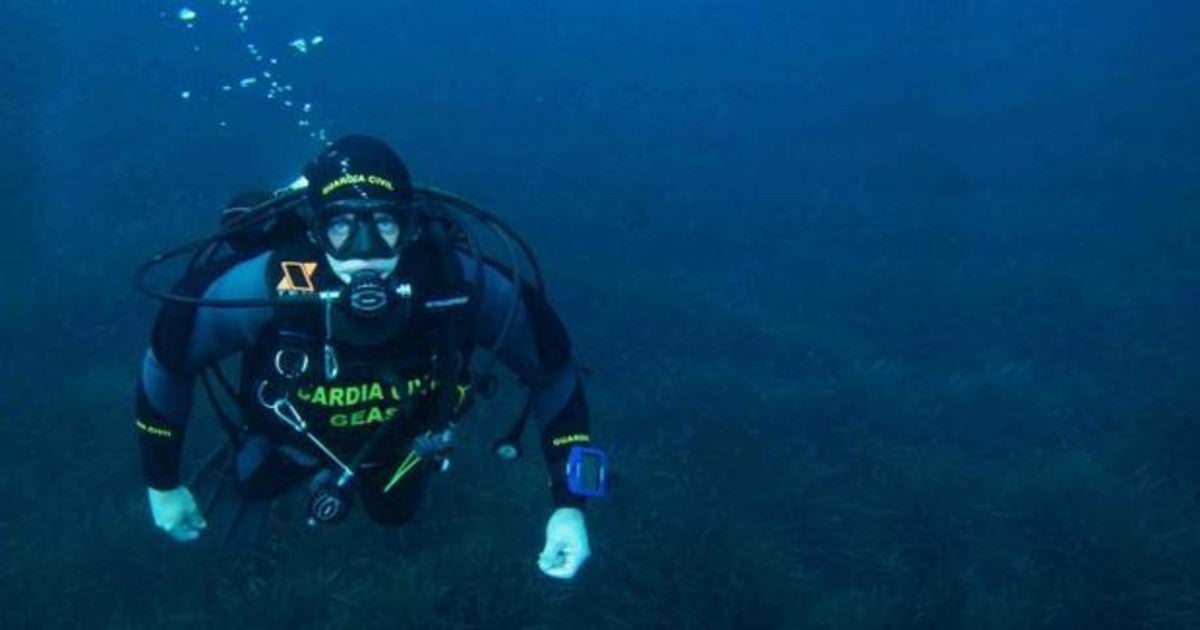 Imagen de archivo. Un submarinista del equipo de la Guardia Civil