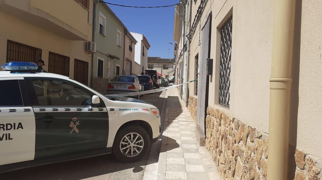 Vehículo de la Guardia Civil estacionado en la calle Mendizábal, en Corral-Rubio (Albacete)