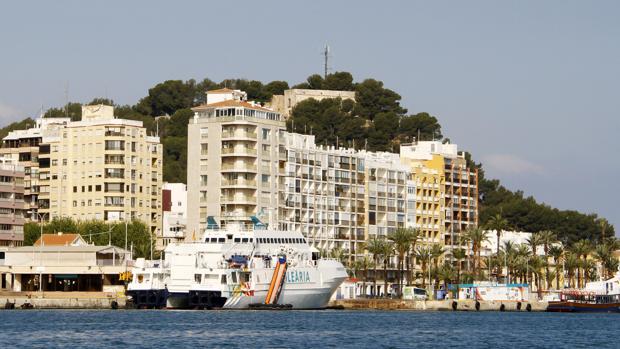 Un bañista halla una granada de mano en la playa de Denia